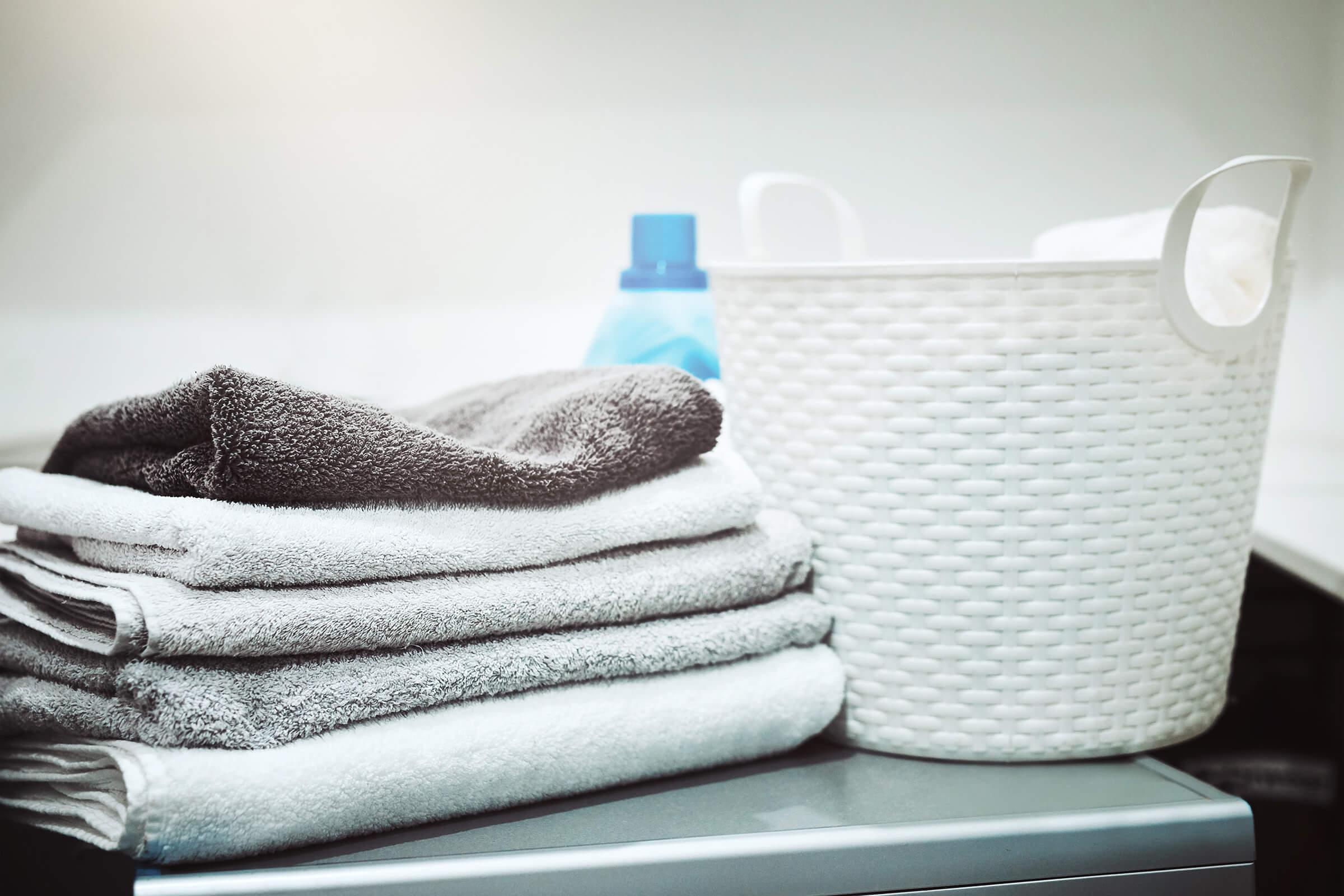 Laundry basket & towels -888097624.jpg